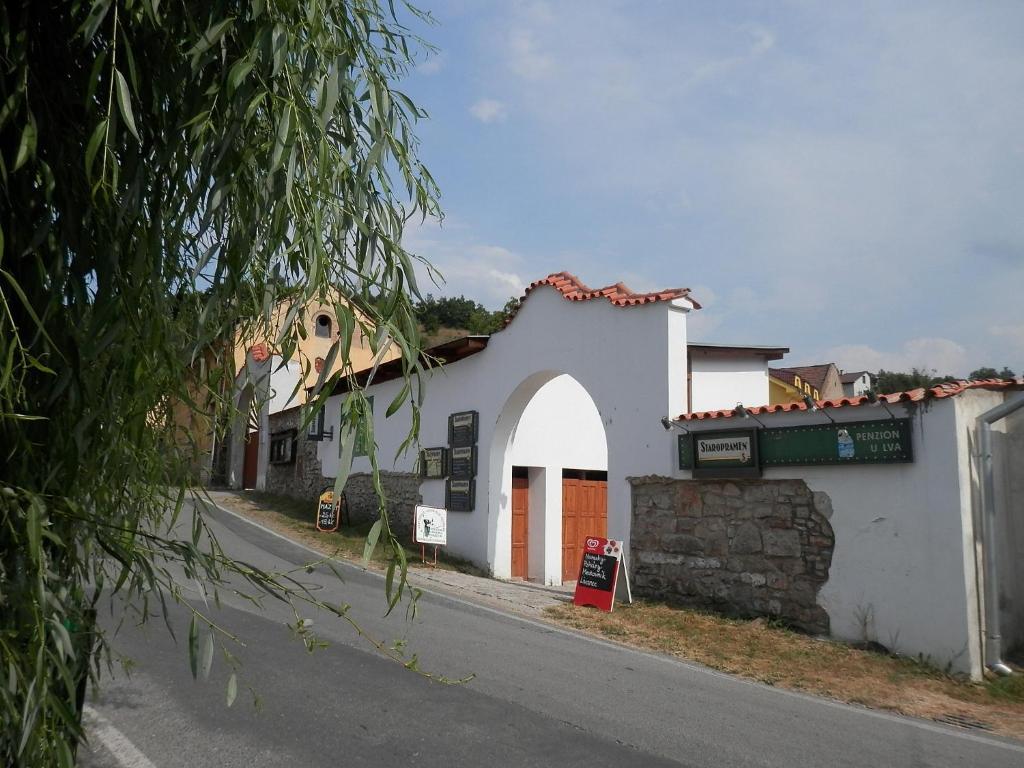 Restaurace A Penzion U Lva Karlstejn Exterior photo