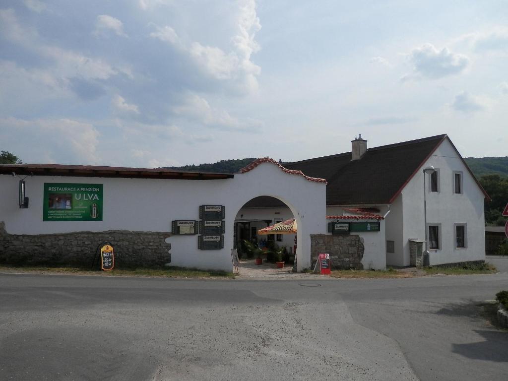 Restaurace A Penzion U Lva Hotel Karlstejn Exterior photo