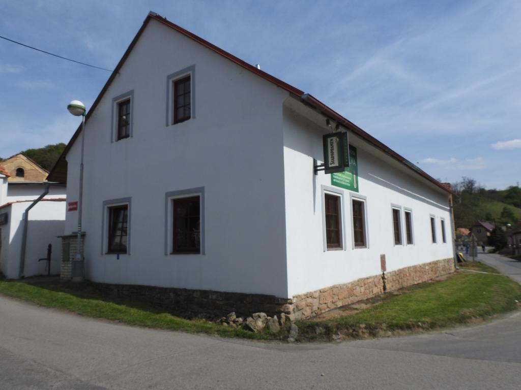 Restaurace A Penzion U Lva Karlstejn Exterior photo