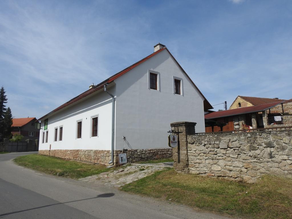 Restaurace A Penzion U Lva Hotel Karlstejn Exterior photo