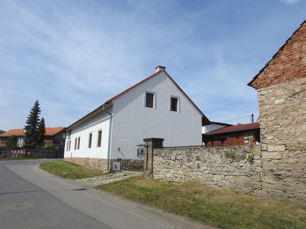 Restaurace A Penzion U Lva Hotel Karlstejn Exterior photo