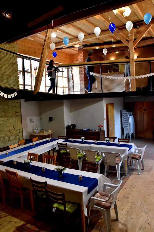 Restaurace A Penzion U Lva Karlstejn Exterior photo